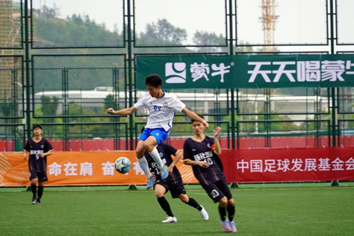 包含热门足球赛事劲爆开场，球员斗志昂扬！的词条