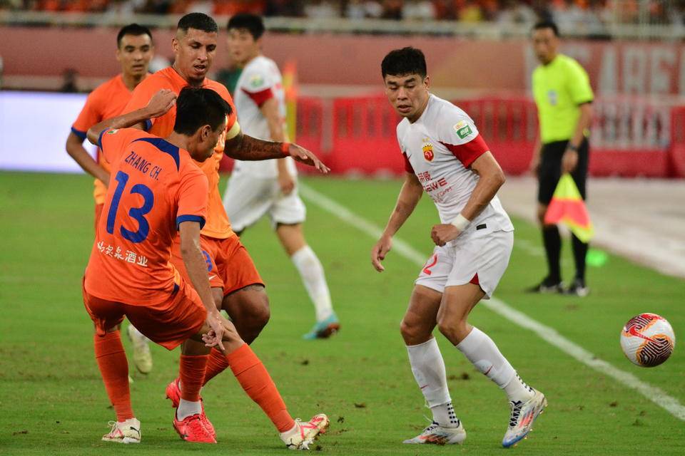 队员表现拼搏，球队赢得胜利晋级