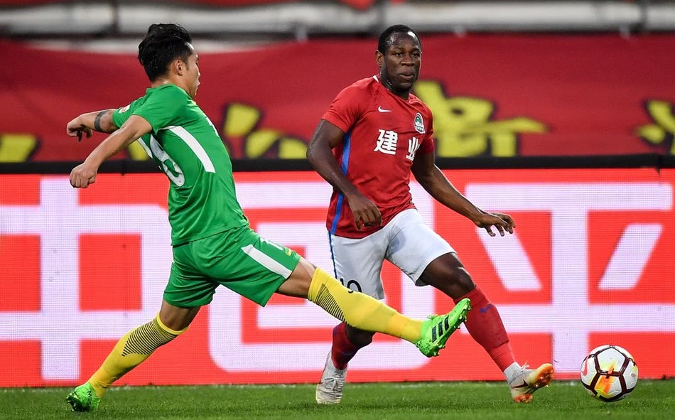 河南建业主场取胜，豪取三分登顶积分榜的简单介绍