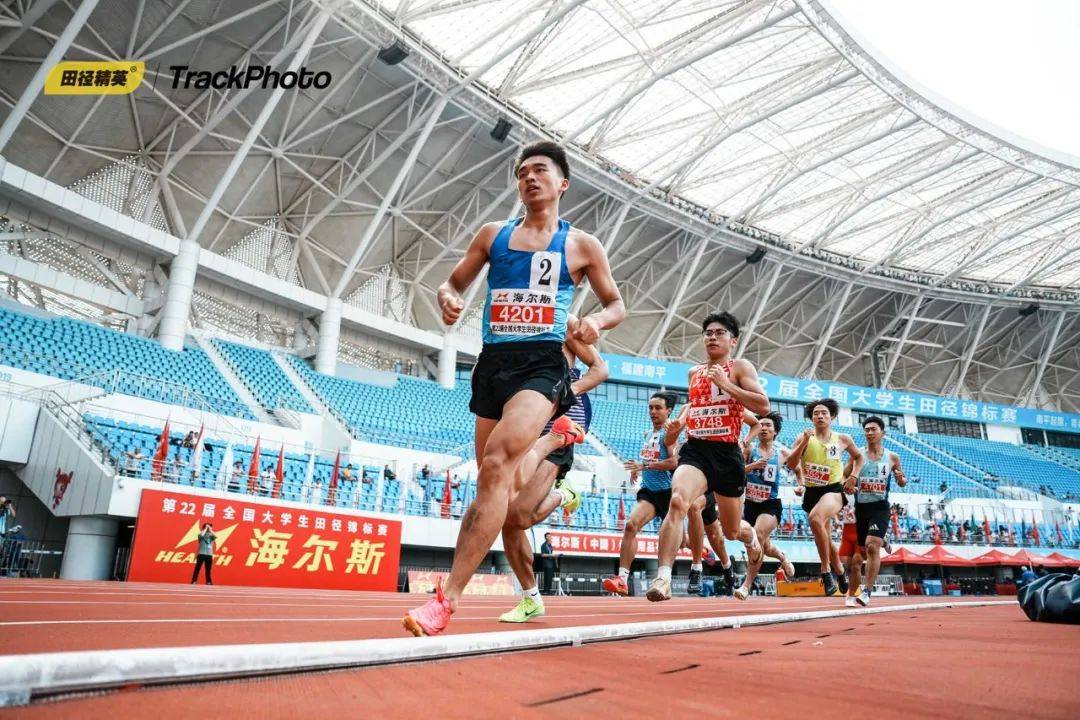 短跑比赛速度惊人，选手风采熠熠的简单介绍