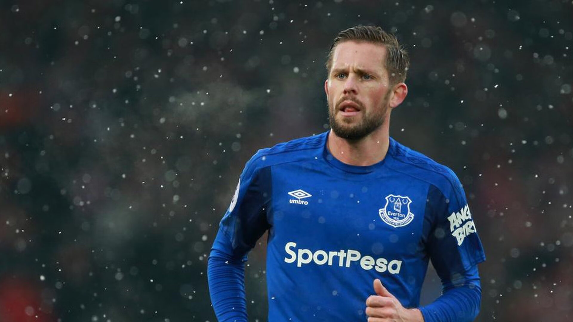 F1赛车赛场焦点!克罗地亚队对阵澳大利亚队,冠军之争悬念重重,胜负难料